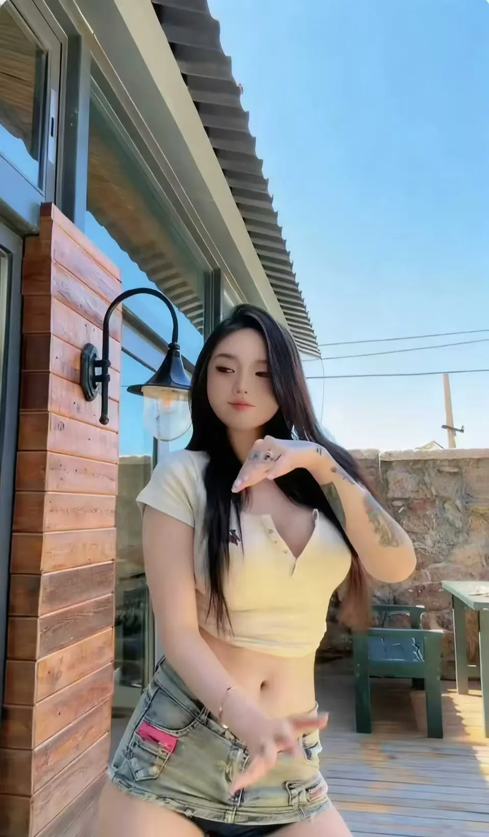《Meena 成美男》高清全集免费看-中文版无删减资源开放-在线网盘无广告观影-一次看遍Meena成美男