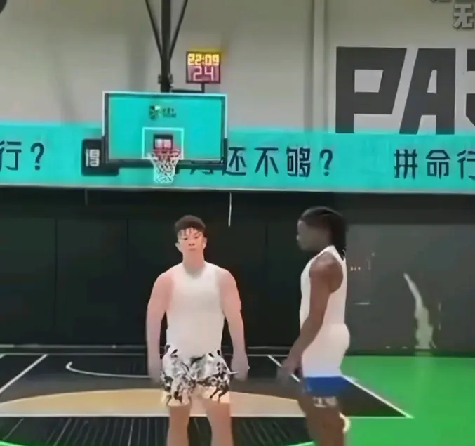 《牛教练的裤子》1080P高清播放-黑哥不讲武德偷袭牛教练爆笑-牛教练的裤子免费观看不收钱