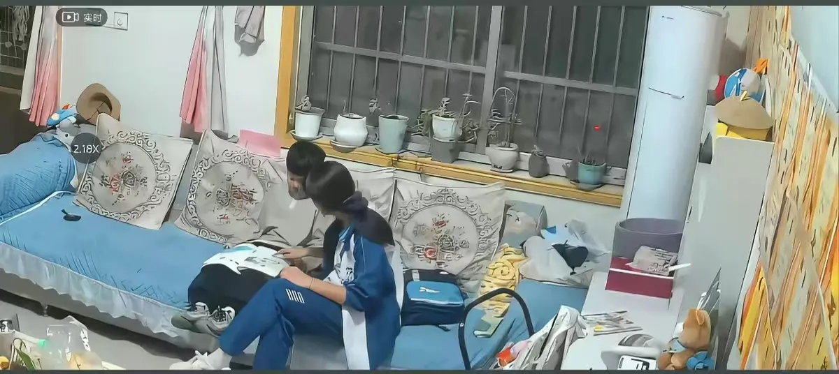 《来自姐姐的爱》无删减完整版在线播放-姐姐对弟弟的日常引导名场面-监控下辅导作业真实瞬间-来自姐姐的爱全集影院高清免费下载