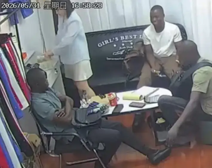 《三个黑人买衣服》监控视频全集免费播放-三个黑人买衣服下大单高清原视频-美女服装店老板娘监控完整版